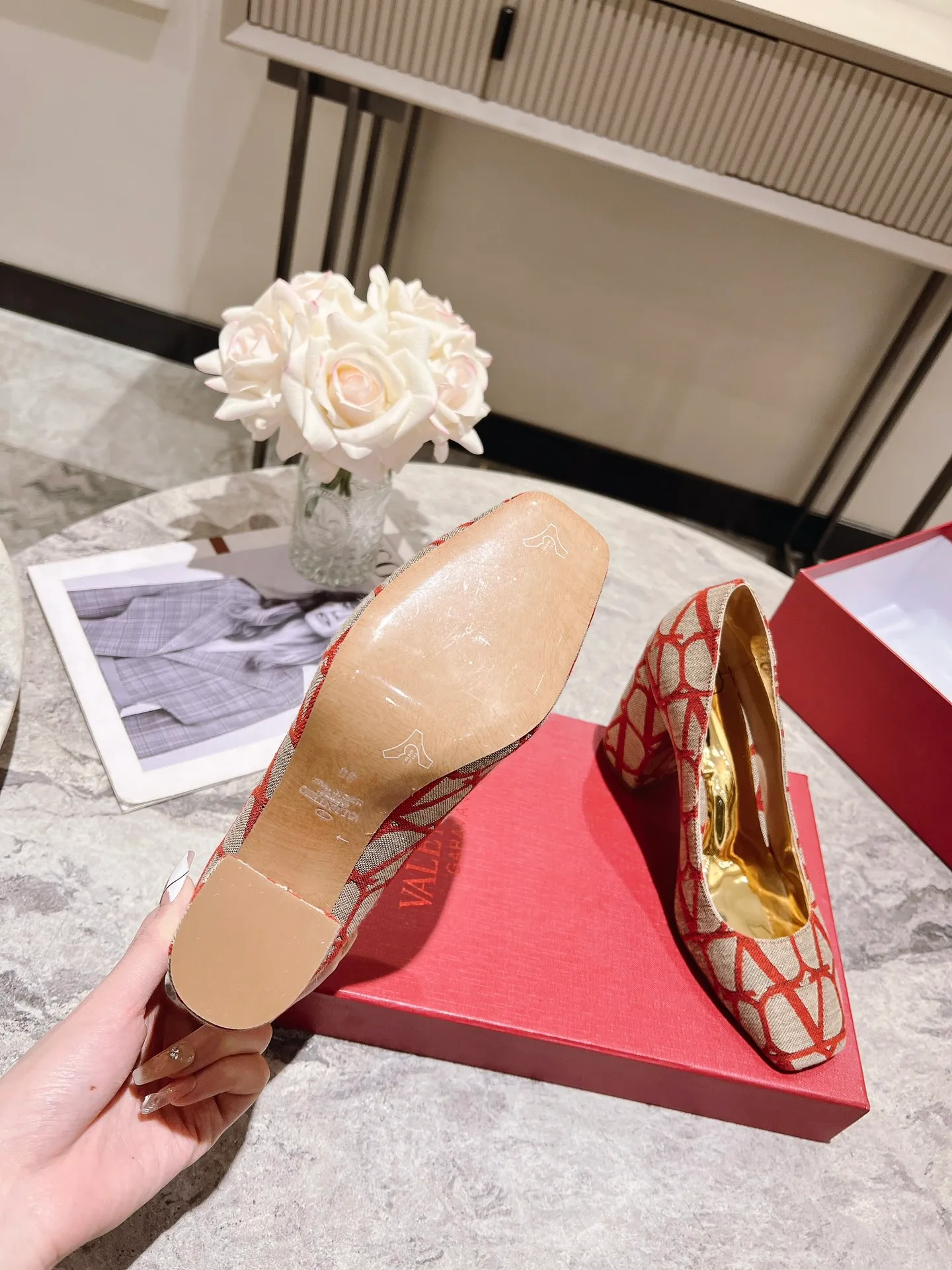👟👟Ex-factory price 440👟👟 Genuine leather sole +40 Top version 𝑉𝐴𝐿𝐸𝑁𝑇𝐼𝑁𝑂 Valentino new spring and summer women's 5⃣️ color spring shoes. The unique [V logo fabric print pattern] brings out a full sense of high-end, and the new season will live up to expectations! Worth buying★Absolutely high-grade❥Original method, Absolutely sensual❥Elegant style, creating a different feeling, simple and elegant style!  Code number: 35-41 (34-42 customized) Fabric: Fabric printed cloth Lining: Sheepskin lining Heel height: 6cm～8.5cm2⃣️ options Leather outsole Rubber outsole
